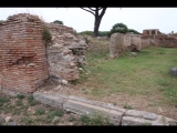 04721 ostia - regio i - insula xvi - caseggiato (i,xvi,1) - westseite - 3. raum von norden - nordwand - 09-2023.jpg